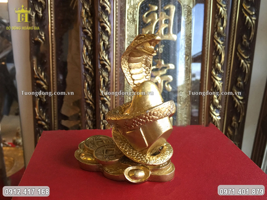 Hình ảnh nhìn nghiêng của bức tượng rắn